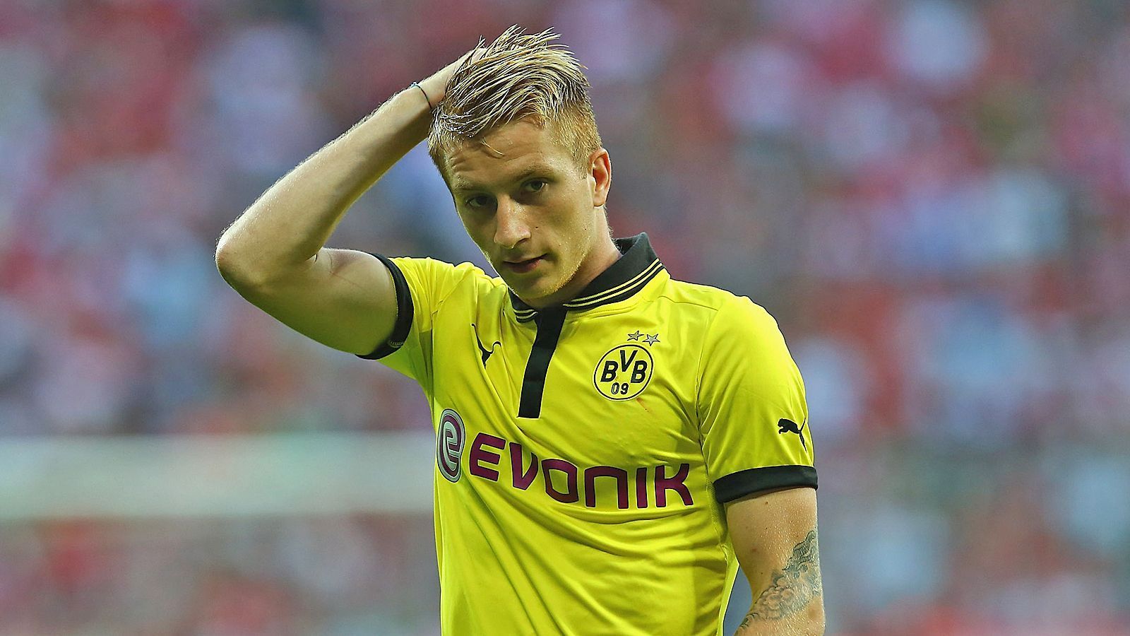 
                <strong>Offensives Mittelfeld: Marco Reus</strong><br>
                Spiele: 262Tore: 127Erfolge: 1x DFB-Pokalsieger
              