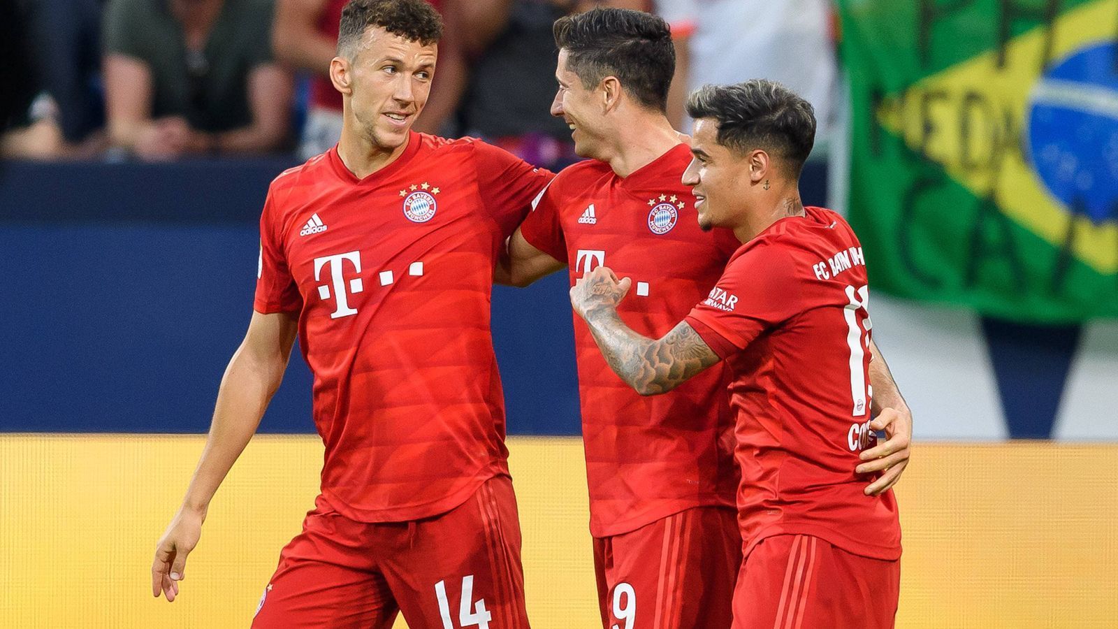 
                <strong>Feiern mit Lewandowski</strong><br>
                Zum Feiern kommt Coutinho aber dennoch nach seiner Einwechslung, denn Robert Lewandowski (Mi.) erzielt in der 75. Minute seinen dritten Treffer des Abends zum 3:0-Endstand für die Bayern. Erstes Spiel, erster Sieg für Bayern.
              