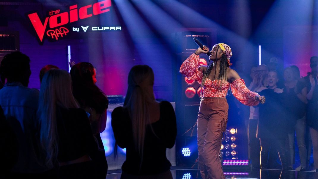 Gerda Maria "Call Me G" Kapenda beweist ihr Rap-Know-how in den Blind Auditions von "The Voice Rap by CUPRA".