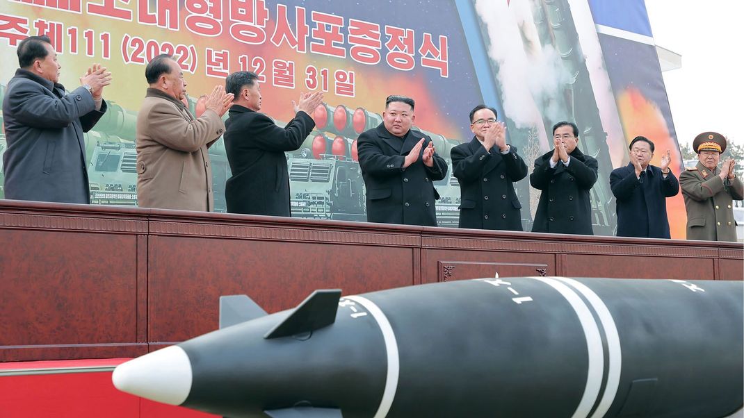 Nordkoreas Diktator Kim bei einer Waffen-Zeremonie