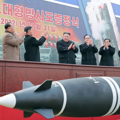 Nordkoreas Diktator Kim bei einer Waffen-Zeremonie