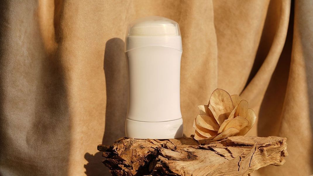 Welche Inhaltsstoffe sind in Deosprays, Deorollern und Co. enthalten - und worin liegt der Unterschied zur nachhaltigen Alternative? Wir haben die Fakten zur Deocreme.
