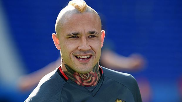 
                <strong>Radja Nainggolan (Belgien)</strong><br>
                Körperstellen für Tätöwierungen können gar nicht außergewöhnlich genug sein. Das beweist Radja Nainggolan. Im Frühjahr 2016 ließ er sich sein bisher extravagantestes Tattoo stechen: eine rote Rose großflächig auf seinem Hals. Auch seine Waden, sein Oberhörper, die Arme und Hände sind verziert - vermutlich ist das noch nicht alles.
              