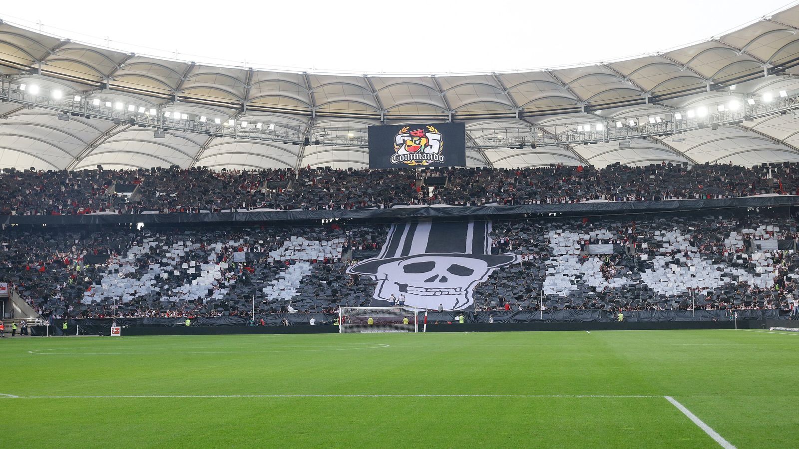 
                <strong>Commando Cannstatt heizt VfB Stuttgart ein</strong><br>
                ... Ob der abschließende Totenkopf wohl die Gäste aus Augsburg eingeschüchtert hat? Das Gesamtbild war jedenfalls atemberaubend. Der Last-Minute-Sieg des VfB für die Fans ebenfalls.
              