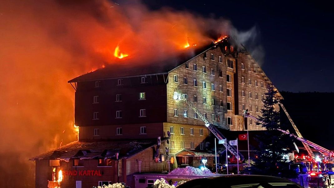 Feuerwehrleute arbeiten daran, ein Feuer in einem Hotel im Skigebiet in der Provinz Bolu im Nordwesten der Türkei zu löschen.