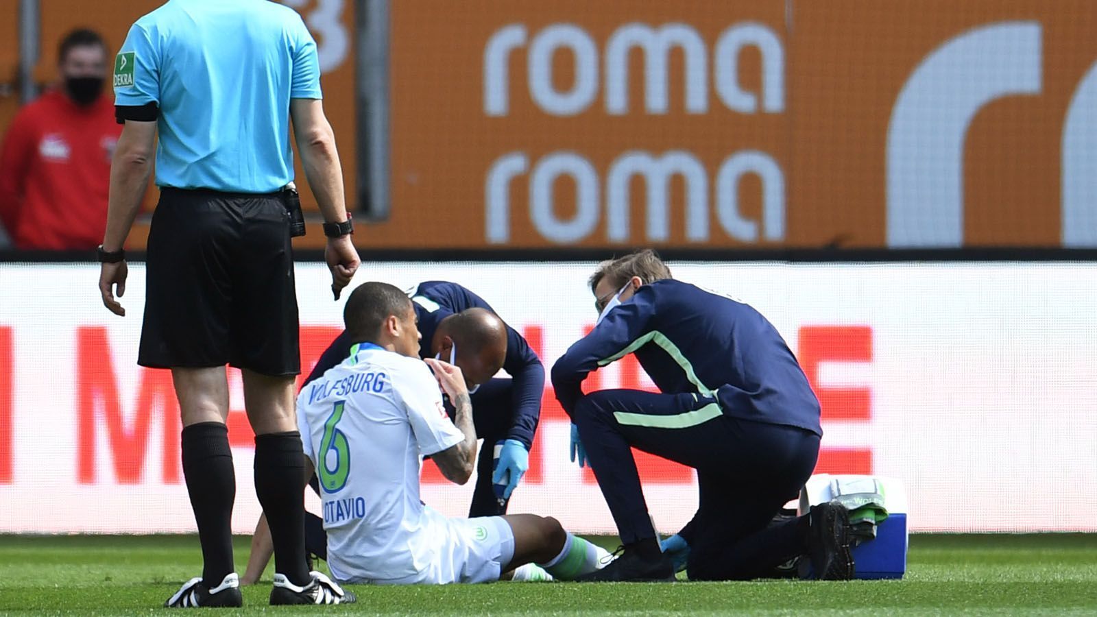 
                <strong>Die kuriosen Bilder des Bundesliga-Restarts</strong><br>
                Behandlungspausen werden auch nur mit Schutz der Ärzte absolviert. 
              