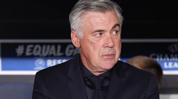 
                <strong>Carlo Ancelotti (FC Bayern, entlassen am 28. September 2017)</strong><br>
                Die 0:3-Pleite in der Champions League bei Paris St. Germain war zu viel: Einen Tag nach der Schlappe schmissen die Bayern den Italiener raus. Neben schwachen Leistungen hatte sich Ancelotti auch den Zorn einiger Profis zugezogen, die Stimmung rund um den Klub litt. Willy Sagnol übernahm anschließend als Interimstrainer.
              