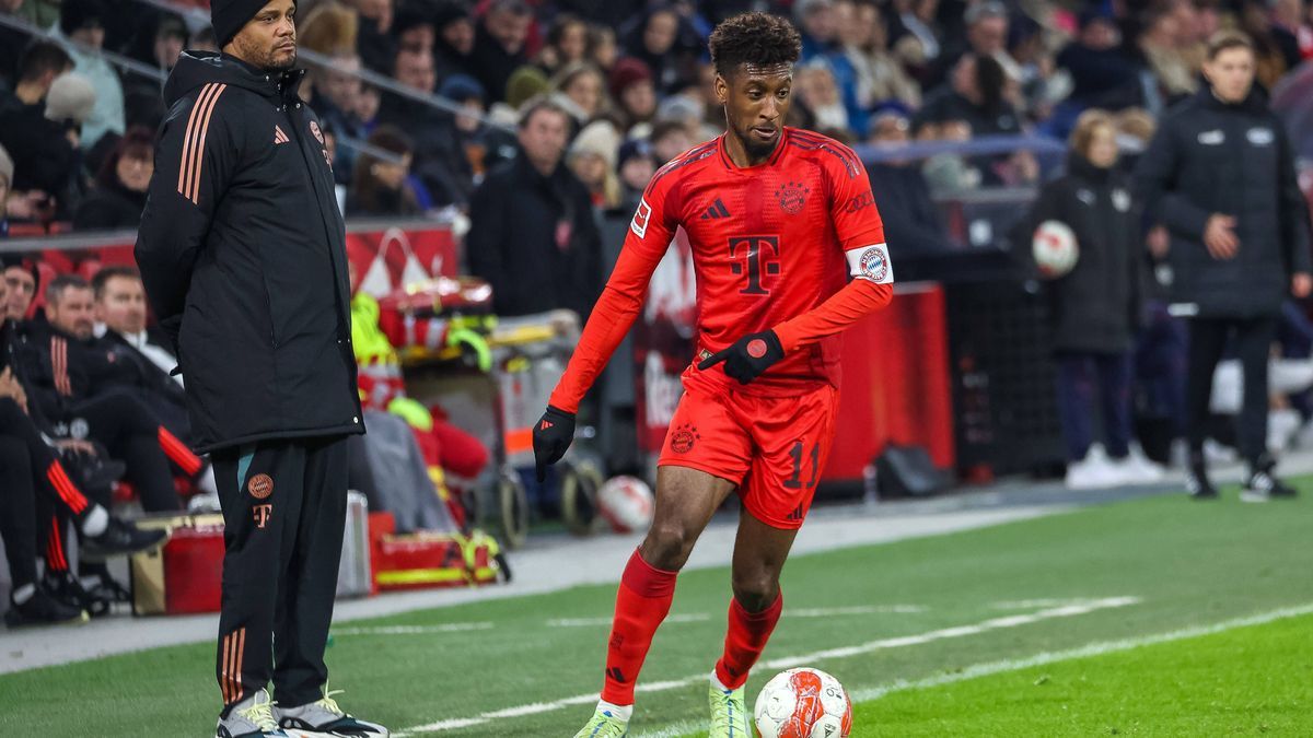 Kingsley Coman (FC Bayern Muenchen, 11) mit Ball mit Vincent Kompany (FC Bayern Muenchen, Cheftrainer), AUT, FC Red Bull Salzburg vs FC Bayern Muenchen, Fussball, Testspiel, Spielzeit 2024 2025, 06...