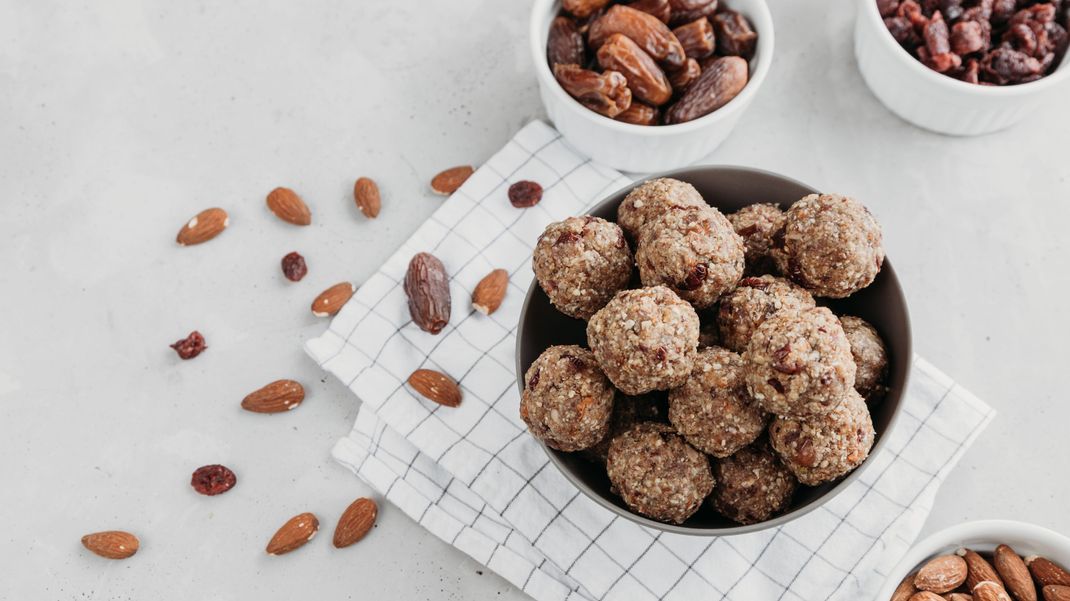 Süßer Snack für zwischendurch: Dattel-Mandel-Kugeln