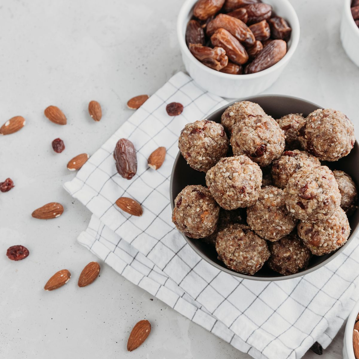 Dattel-Mandel-Kugeln: Das einfache Rezept für den gesunden Energie-Kick ohne Zucker