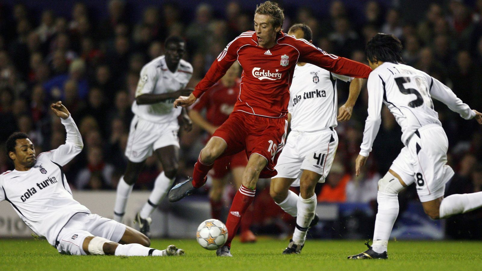 
                <strong>FC Liverpool - Besiktas Istanbul 8:0 (6. Dezember 2007)</strong><br>
                Schon als damaliger Liverpool-Trainer feiert Rafael Benitez (heute bei Real Madrid) ein Schützenfest in der Champions League. Yossi Benayoun (drei Tore) und Peter Crouch (zwei) sind die herausragenden Akteure der Partie.
              