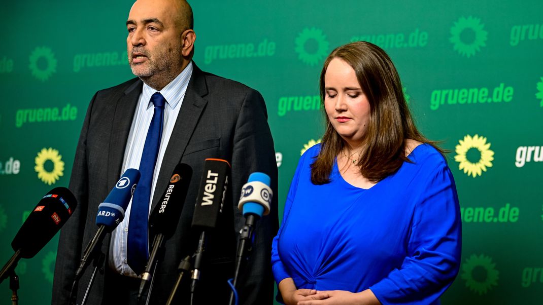 Grünen-Parteivorsitzenden Ricarda Lang und Omid Nouripour sprechen bei einer Pressekonferenz in der Bundesgeschäftsstelle Bündnis 90/Die Grünen. Die Grünen-Spitze zieht nach den Misserfolgen der Partei bei mehreren Wahlen personelle Konsequenzen.