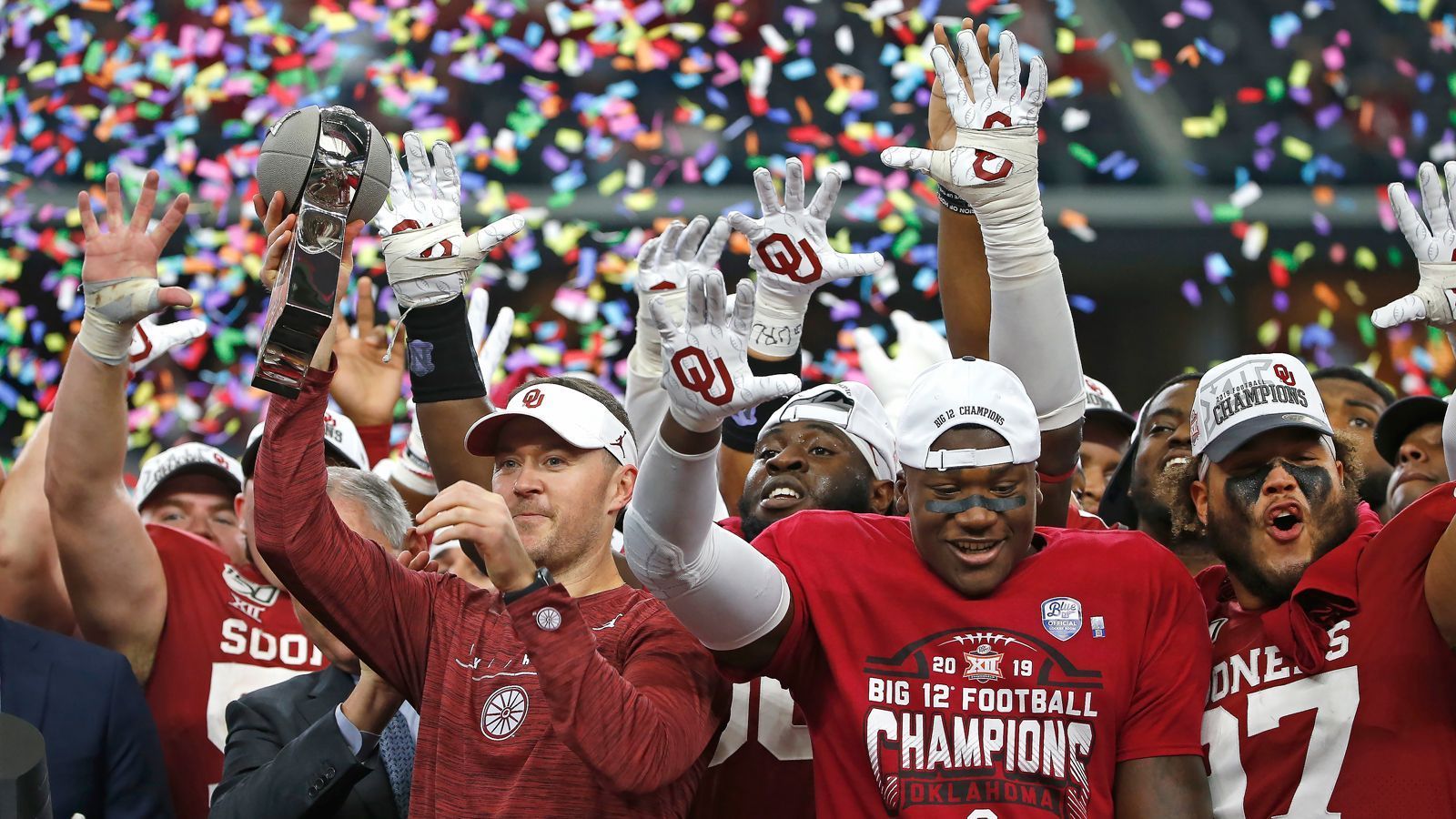 
                <strong>Der König des modernen College Football</strong><br>
                Mit Statistiken lassen sich Narrative hervorragend verstärken. Die Sooners beispielsweise proklamieren für sich selbst, der König unter den College-Football-Programmen der Moderne zu sein. Beweis: Seit dem Ende des Zweiten Weltkriegs, also ab 1946, hat die Schule mit 671 Siegen (Stand: 17. Dezember 2020) mehr Siege eingefahren als jedes andere College-Football-Programm. Damit liegt man vor Namen wie Alabama (630 Siege), Ohio State (626 Siege) oder Penn State (615 Siege).
              