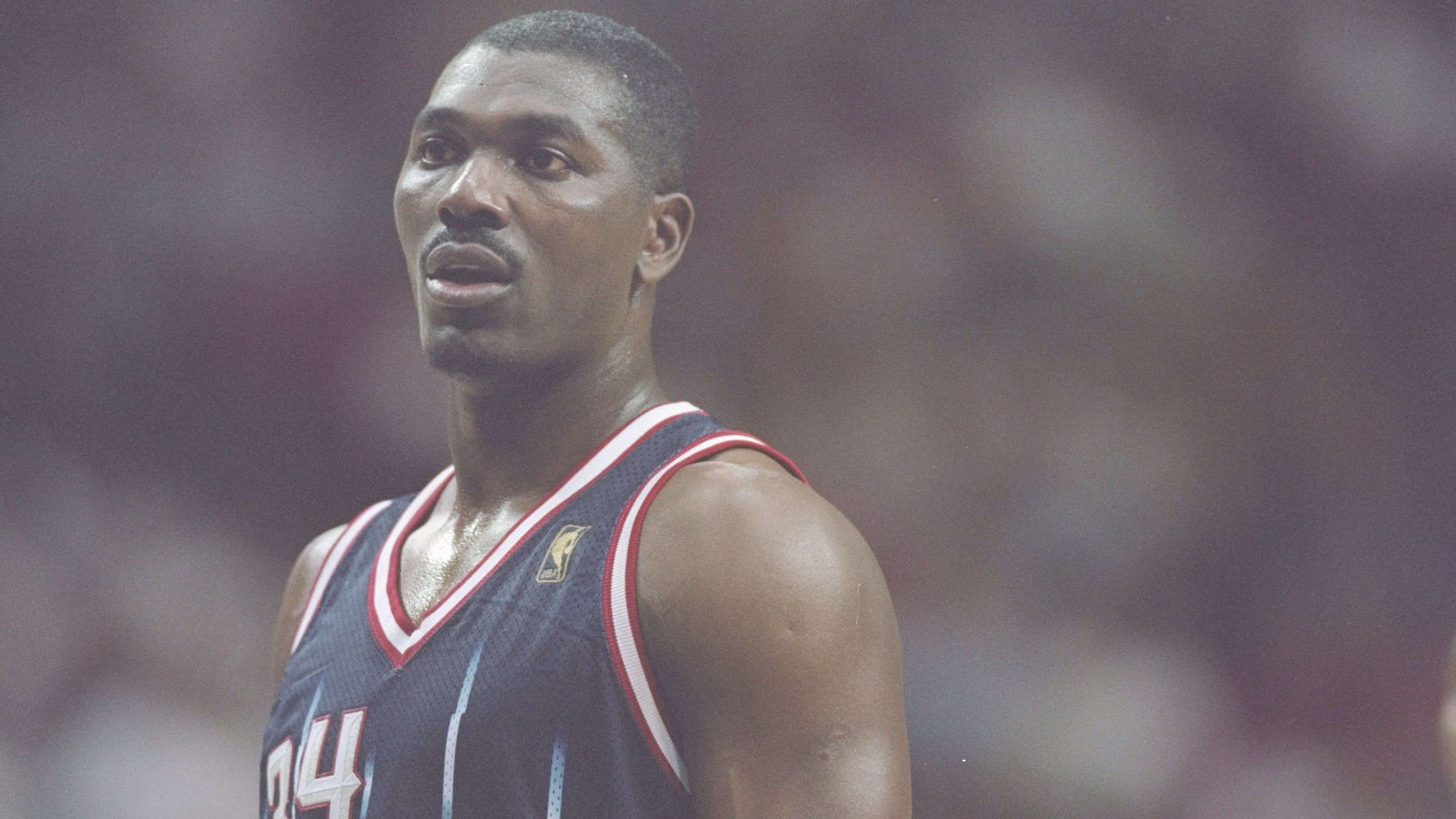 <strong>Hakeem Olajuwon</strong><br>Als Center der Houston Rockets war Hakeem Olajuwon eine Naturgewalt. Mit dem "Dream Shake" konnte "The Dream" jeden austanzen. Am 10. März 1987 überrollte er die Seattle SuperSonics mit <strong>38 Punkten, 17 Rebounds, sechs Assists, sieben Steals und zwölf Blocks</strong>. Ob in der Offense oder der Defense, Olajuwon war überall. Dennoch ging das Spiel für die Texaner mit 127:136 verloren.