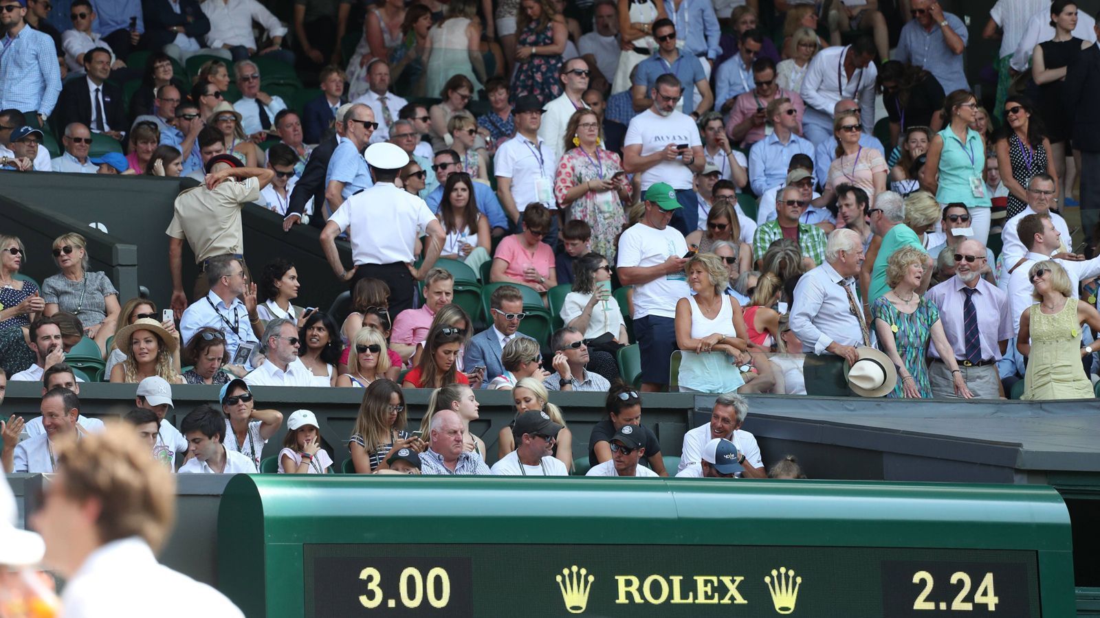 
                <strong>Wimbledon: Tennis-Fans gucken in die Röhre</strong><br>
                Englischen Sportfans droht am kommenden Sonntag ein echtes Problem. Sollte die Nationalmannschaft das WM-Finale erreichen, könnte es zur Kollision mit dem Tennis-Finale in Wimbledon kommen. Das Herren-Endspiel beginnt um 15 Uhr MESZ, das WM-Finale um 17 Uhr. Das Problem: Seit 2002 dauert das durchschnittliche Wimbledon-Endspiel zwei Stunden und 45 Minuten. Im britischen Fernsehen wird es elegant gelöst, da wechselt die Tennis-Übertragung mittendrin von BBC One auf BBC Two, Fußball läuft dann auf BBC One. Knifflig wird es für die Fans in Wimbledon: Das Finale wird auf der Anlage nicht übertragen, wer auf seinem Handy mitfiebern will, muss den Centre Court verlassen, damit die anderen Zuschauer und vor allem die Spieler nicht gestört werden. P.S.: Beim Viertelfinal-Spiel Englands gegen Schweden gab es das Problem bereits, da blieben auf dem Centre Court viele Plätze frei.
              