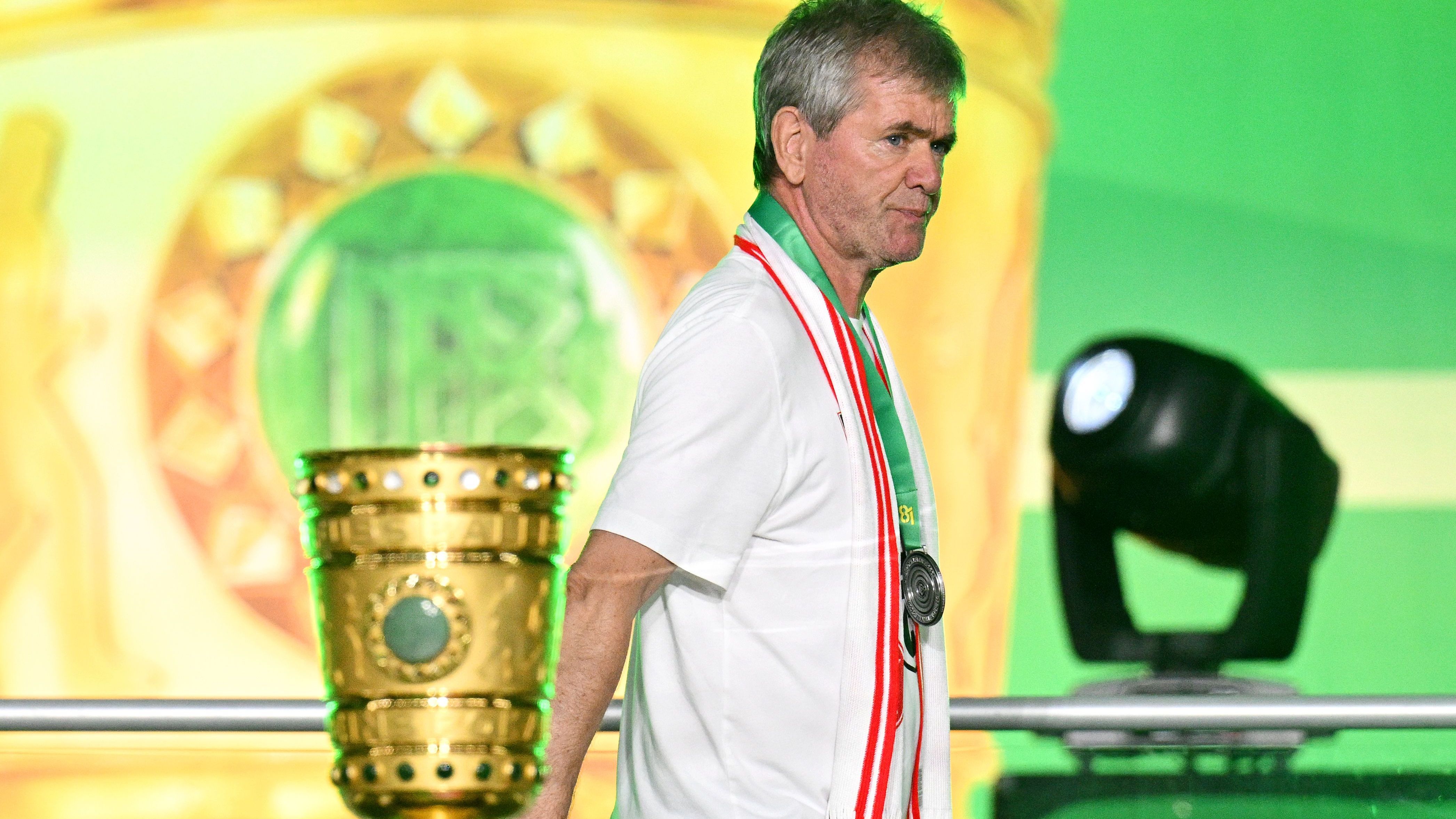 <strong>Funkel im DFB-Pokal<br></strong>Als Trainer blieb ihm dieser Erfolg verwehrt. In der Saison 2023/2024 scheiterte er knapp mit Zweitligist Kaiserlautern am Doublesieger Bayer Leverkusen. Mit dem MSV Duisburg (97/98) und Eintracht Frankfurt (05/06) scheiterte er ebenfalls erst im Endspiel.