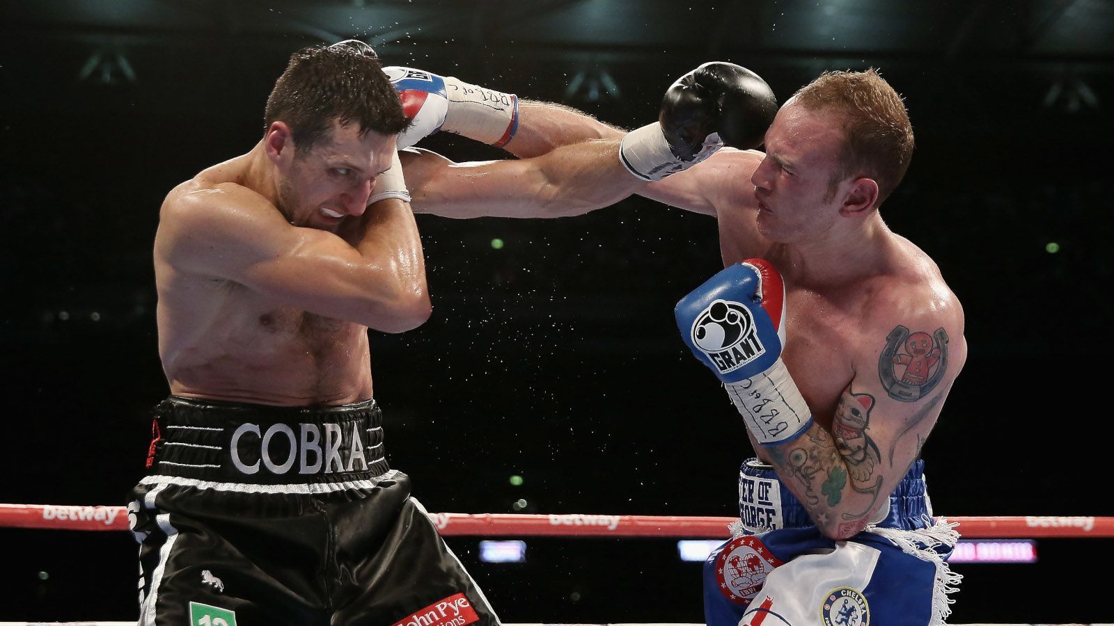 
                <strong>George Groves vs. Carl Froch 2</strong><br>
                Die logische Konsequenz: ein Rematch. Diesmal im Wembley Stadion vor 80.000 Zuschauern. Froch hatte aus seinen Fehlern gelernt und entschied den Kampf durch TKO in Runde acht für sich. Zwei Niederlagen in Folge bedeuteten für Groves einen schweren Knick in seiner Karriere. Und es sollte noch schlimmer kommen. 
              