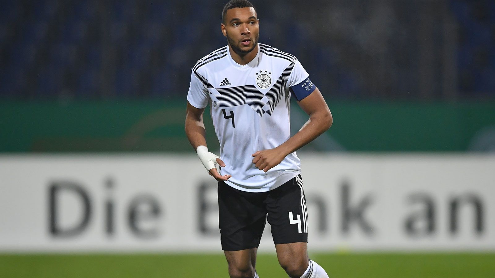 
                <strong>2018 gestrichen: Jonathan Tah (Bayer 04 Leverkusen)</strong><br>
                Bayer Leverkusens Innenverteidiger Jonathan Tah wird ebenfalls nicht mit nach Russland fahren. Angesichts der Konkurrenz auf der Abwehrposition war die Entscheidung zu erwarten. Mit seinen 22 Jahren hat der EM-Fahrer von 2016 aber noch genügend Turniere vor sich, etwa als Nachfolger von Jerome Boateng oder Mats Hummels. 
              