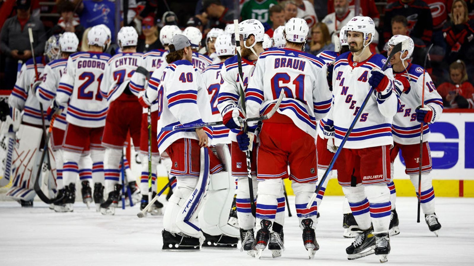 
                <strong>Platz 4: New York Rangers</strong><br>
                Die Rangers haben von allen Teams die kürzeste Pause. Erst in der Nacht auf Dienstag setzten sie sich in Spiel sieben der Serie gegen die Carolina Hurricanes durch. Zu den großen Stärken der Broadway Blueshirts zählt das Powerplay. Die Erfolgsquote von 32,5 Prozent ist der zweitbeste Wert aller Playoff-Teams. Der torgefährlichste Angreifer ist Chris Kreider mit acht Treffern in den Playoffs. Adam Fox ist mit fünf Toren und 13 Assists der offensivstärkste Verteidiger der Endrunde.
              