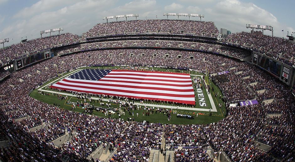 
                <strong>Baltimore Ravens: M&T Bank Stadium</strong><br>
                Baujahr: 1996.Kosten: 226 Millionen Dollar.Finanzierung aus öffentlichen Geldern: 203 Millionen Dollar.Kapazität: 71 008.Eröffnung: 1998.
              