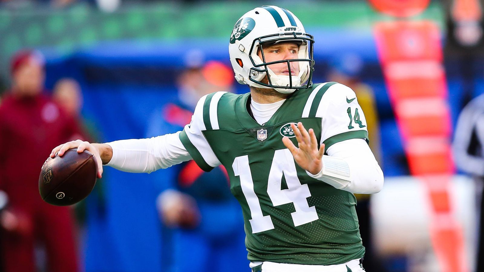 
                <strong>Pick 3: Sam Darnold (Quarterback, New York Jets)</strong><br>
                Darnold wurde bereits vor Saisonstart zum Starting Quarterback ernannt. Sein erster Pass in einem regulären Saisonspiel: ein Pick-Six. Insgesamt war sein Passspiel sehr wechselhaft. Er warf in 13 Spielen für 2865 Yards, brachte mittelmäßige 57,7 Prozent seiner Pässe an den Mann, warf 17 Touchdown-Pässe und 15 Interceptions. Er bewies großes Potential, muss allerdings noch konstanter agieren. ran-Note: 3
              