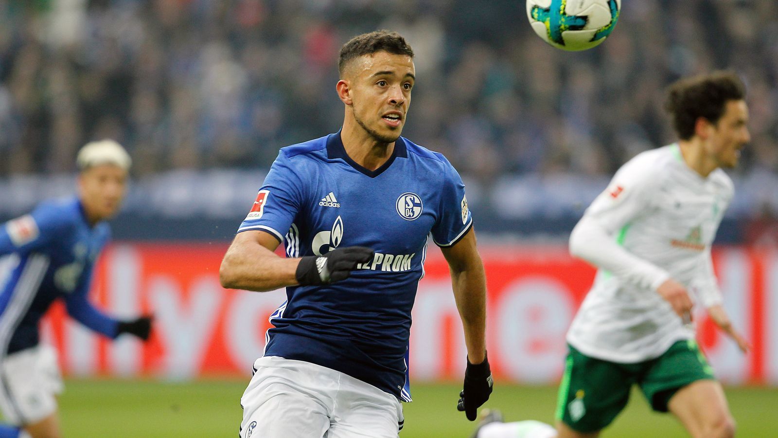 
                <strong>Franco Di Santo (FC Schalke 04)</strong><br>
                Neben Höwedes dürfte auch Stürmer Franco Di Santo bei den "Knappen" keine guten Karten haben. Laut Berichten von "Bild" und "Kicker" möchten die Schalker den noch bis 2019 gebundenen Argentinier im Sommer loswerden, nachdem der 29-Jährige in drei Jahren lediglich zwölf Pflichtspieltreffer erzielte, aber dennoch zu den Topverdienern zählt. Demnach kassiert Di Santo jährlich geschätzte vier Millionen Euro. Durch einen Verkauf in Sommer 2018 hoffen die Schalker noch auf eine Ablöse für den 1,93-Meter-Hünen.
              