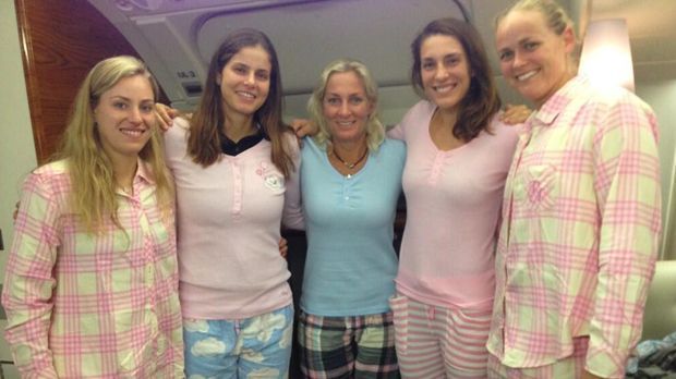 
                <strong>Pyjama-Party auf dem Rückflug</strong><br>
                Wie versprochen fand die Pyjama-Party in luftiger Höhe statt. Auf ihren Einzug ins Fed-Cup-Finale stießen die Tennis-Damen mit Wodka-Lemon an. Die Schlafanzüge hatten sie von den australischen Spielerinnen geschenkt bekommen. 
              