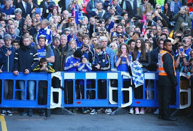 
                <strong>Ticket-Wahnsinn in England</strong><br>
                Doch die Fans in der Premier League lassen sich zum Großteil nicht von den Preisen abschrecken. Der Zuschauerschnitt ist im Vergleich zur Vorsaison um mehr als zwei Prozent gestiegen. Die Stadien sind zu 96 Prozent ausgelastet.
              