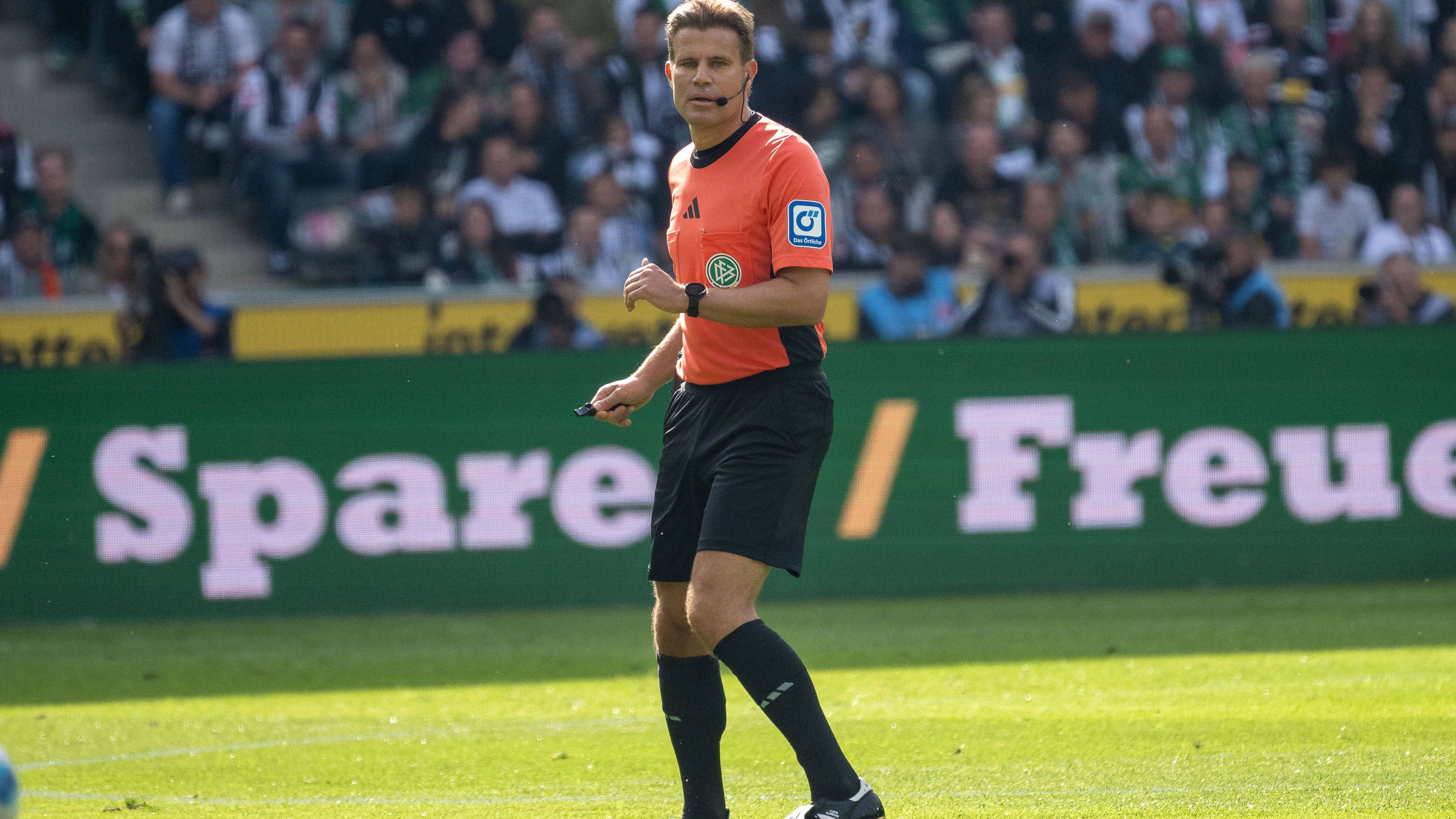 <strong>3. Spieltag: Felix Brych wird Rekord-Schiedsrichter</strong>&nbsp;<br>Der 49 Jahre alte Unparteiische aus München feiert im Spiel von Borussia Mönchengladbach gegen den VfB Stuttgart nicht nur sein Bundesliga-Comeback nach langer Pause wegen eines Kreuzbandrisses. Er ist seit der Partie im Borussia-Park mit nun 345 Einsätzen auch der Schiedsrichter mit den meisten Spielen im Oberhaus.