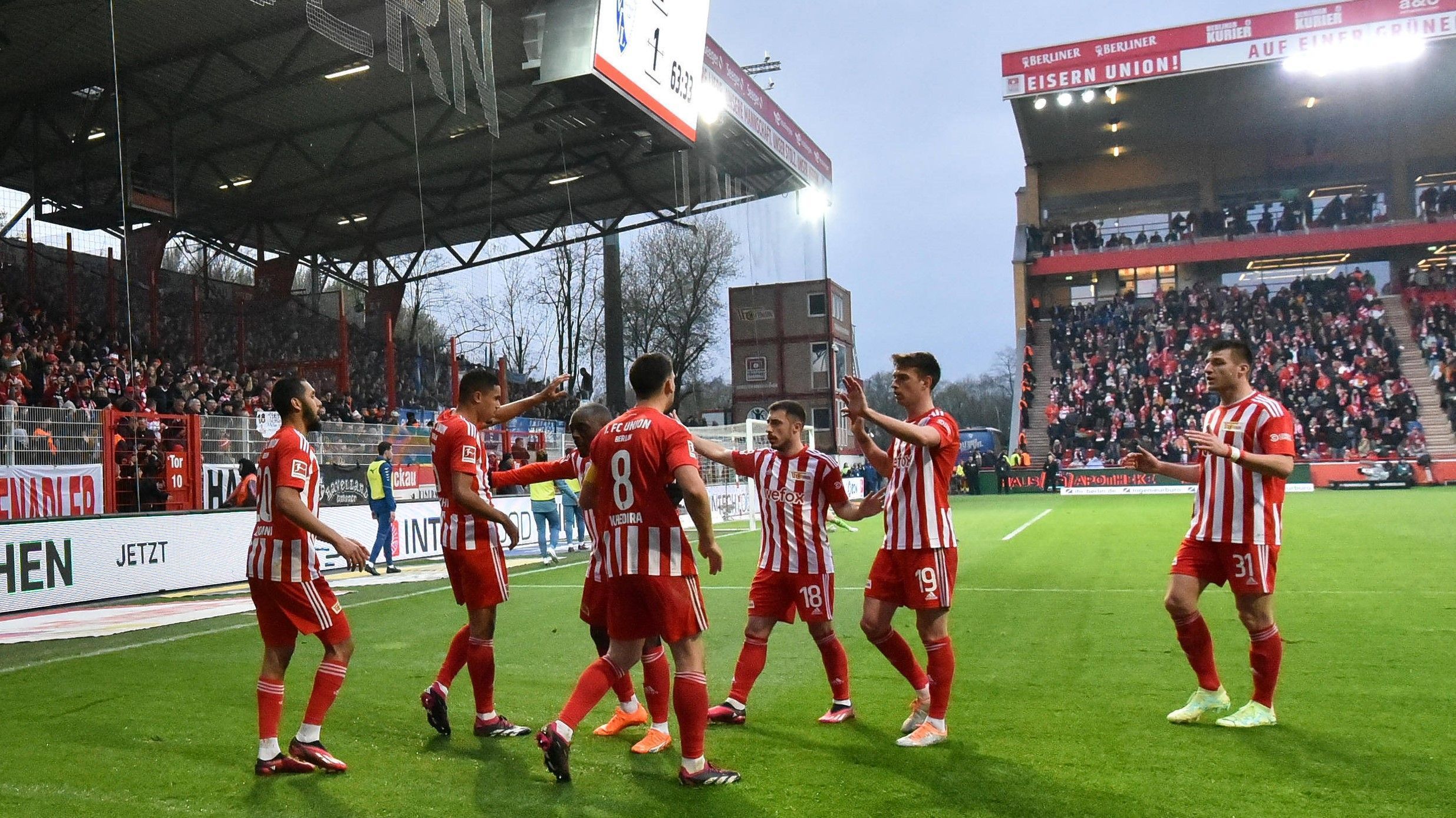
                <strong>Union Berlin</strong><br>
                Die Berliner sind als die Eisernen bekannt und haben einen Ritter als Maskottchen. Berlin Knights als NFL-Name muss die logische Wahl sein. 
              
