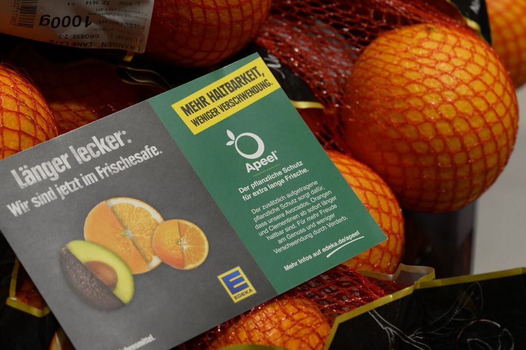 Augen auf im Supermarkt: Ummantelte Früchte tragen die Aufschrift "Apeel" oder einen Hinweis auf die "neue Verpackung" am Regal.