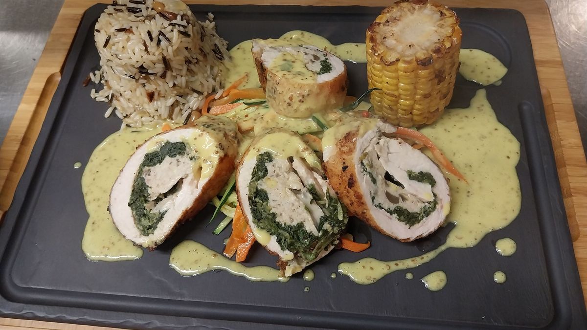 Hähnchenroulade mit Dijon-Senfsauce, Gemüse und Wildreis