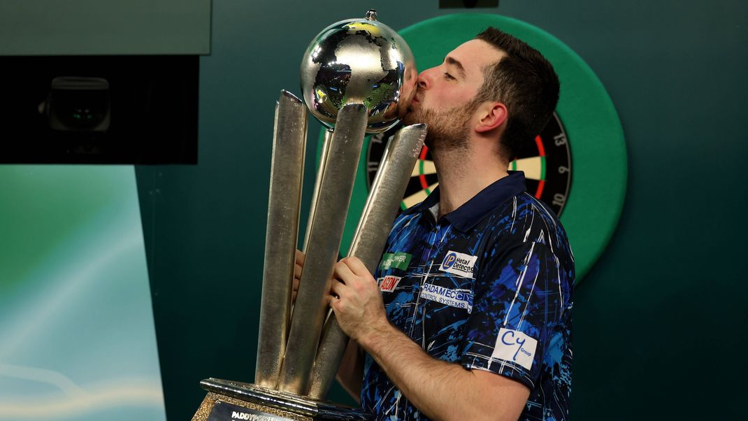 3rd January 2024, Alexandra Palace, London, England; 2023 24 PDC Paddy Power World Darts Championships Day 16, Final; Luke Humphries kisses the The Sid Waddell Trophy PUBLICATIONxNOTxINxUK ActionPlus12594387 ShaunxBrooks