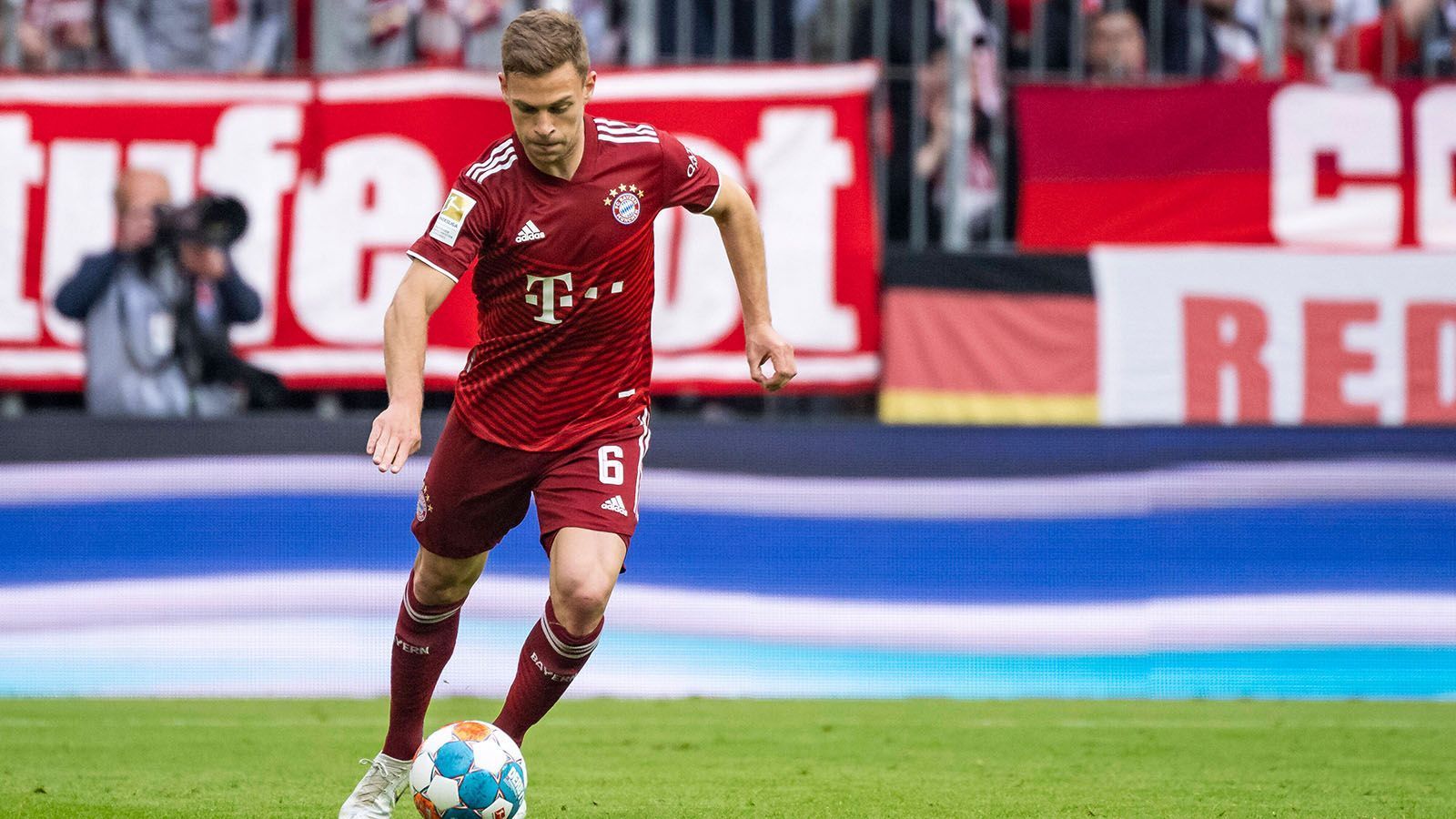 
                <strong>Joshua Kimmich (36 Einsätze)</strong><br>
                Corona wirbelte seine Saison durcheinander. Aufgrund einer zunächst fehlenden Impfung musste er immer wieder in Quarantäne, infizierte sich vor Weihnachten dann selbst. Musste dann aufgrund von Lungenproblemen noch etwas länger zu pausieren. Dieser unstete Rhythmus machte Kimmich durchaus zu schaffen, als Goretzka verletzt fehlte, wirkte der Nationalspieler etwas überspielt und teilweise fahrig. Seine Standards sorgten selten für Gefahr. Es war sicherlich nicht seine Top-Saison. ran-Note: 4
              