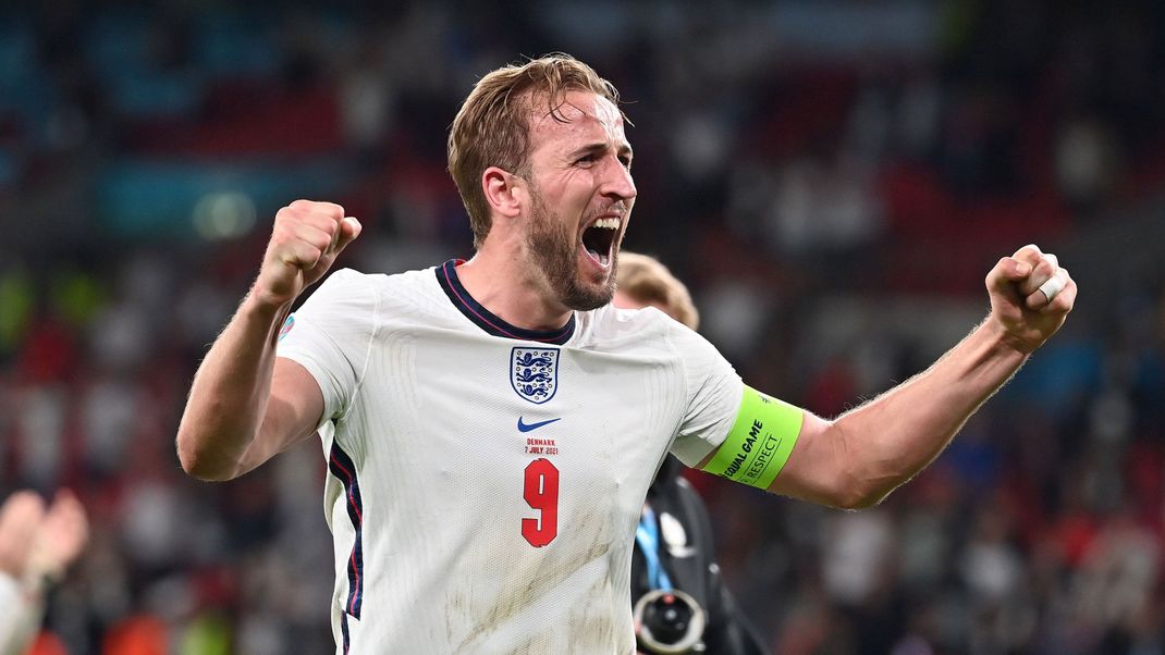 EM live Gruppe B: Am Sonntag, den 16. Juni, trifft die Three Lions mit ihrem Mega Star Harry Kane und das Team aus Serbien in Gelsenkirchen aufeinander. Anstoß ist um 21 Uhr. Mit unserem ran.de Liveticker mit dabei, wenn in der Arena Auf Schalke der Ball zum Spiel rollt.