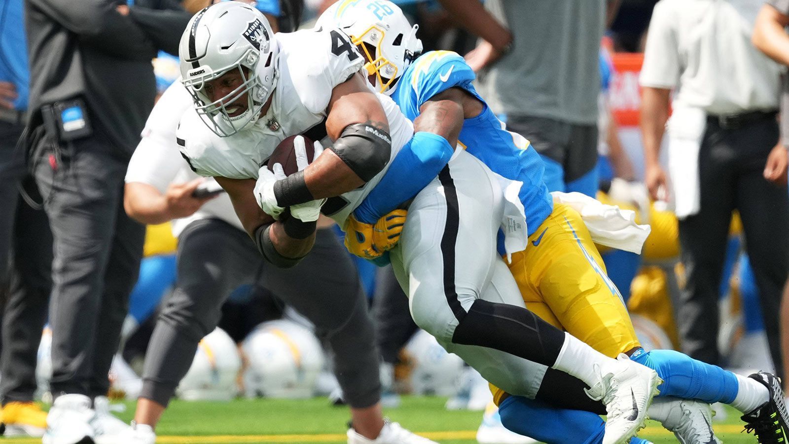 
                <strong>Die vergangene Saison</strong><br>
                In der abgelaufenen Spielzeit wurde Johnson in allen 17 Spielen von den Raiders eingesetzt und durfte sogar neunmal starten. Zwar wurde kein einziger Laufspielzug für ihn angesagt, aber in sechs Spielzügen wurde der Ball in seine Richtung geworfen. Dem Fullback gelangen dabei fünf Catches bei zehn Yards Raumgewinn.
              