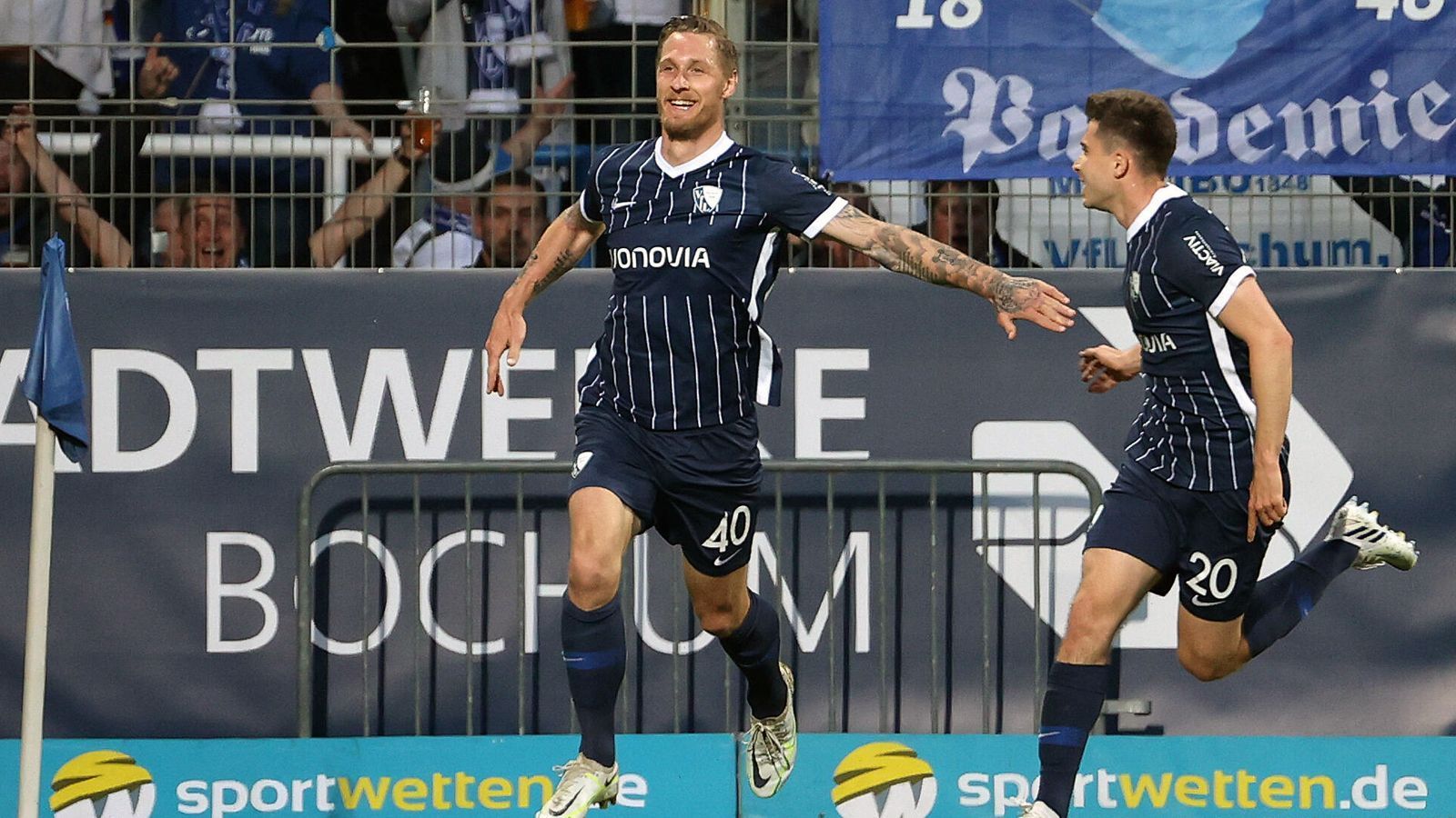 
                <strong>VfL Bochum</strong><br>
                Als Aufsteiger schaffte der VfL Bochum mit 42 Punkten souverän den Klassenerhalt. In der neuen Saison müssen die Bochumer einige namhafte Abgänge verschmerzen und zahlreiche Neuzugänge in die Mannschaft integrieren. &#x2022; Zugänge: Kevin Stöger (Mainz 05), Philipp Hofmann (Karlsruher SC), Philipp Förster (VfB Stuttgart), Konstantinos Stafylidis (nach Leihe, TSG Hoffenheim), Lys Mousset (Sheffiled United), Jannes Horn (1. FC Köln), Jordi Osei-Tutu (FC Arsenal), Jacek Goralski (Kairat Almaty), Saidy Janko (Leihe, Real Valladolid), Dominique Heintz (Leihe, Union Berlin), Ivan Ordets (Leihe, Dinamo Moskau)<br>&#x2022; Abgänge: Sebastian Polter (FC Schalke 04), Armel Bella-Kotchap (FC Southampton), Milos Pantovic (Union Berlin), Maxim Leitsch (FSV Mainz 05), Danny Blum (APOEL Nikosia), Tom Weilandt (Greifswalder FC), Jürgen Locadia (Persepolis), Saulo Decarli (Eintracht Braunschweig), Robert Tesche (VfL Osnabrück), Herbert Bockhorn (Vertragsende), Moritz Römling (Leihe, RW Essen), Luis Hartwig (Leihe, SKN St. Pölten)<br>Baustellen: Ganz oben auf der Liste stand ein neuer Stürmer, den die Bochumer in Lys Mousset kürzlich präsentierten. Sein Vorgänger Sebastian Polter hatte mit zehn Toren gehörigen Anteil am Klassenerhalt. Auch Pantovic zeichnete für das ein oder andere Tor verantwortlich und wird fehlen. Der Abgang von Shootingstar Bella Kotchap war fast unumgänglich, soll aber knapp 20 Millionen Euro in die Bochumer Kassen gespült haben. Als Lösung für die Innenverteidigung präsentierte der VfL den gestandenen Bundesligaprofi Dominique Heintz, der per Leihe von Union kam. Die Planungen scheinen abgeschlossen. 
              