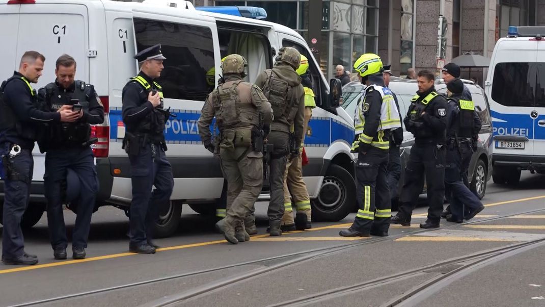 Polizei und SEK sind in Berlin-Köpenick im Einsatz. Hier wurde eine Person durch Schüsse verletzt.