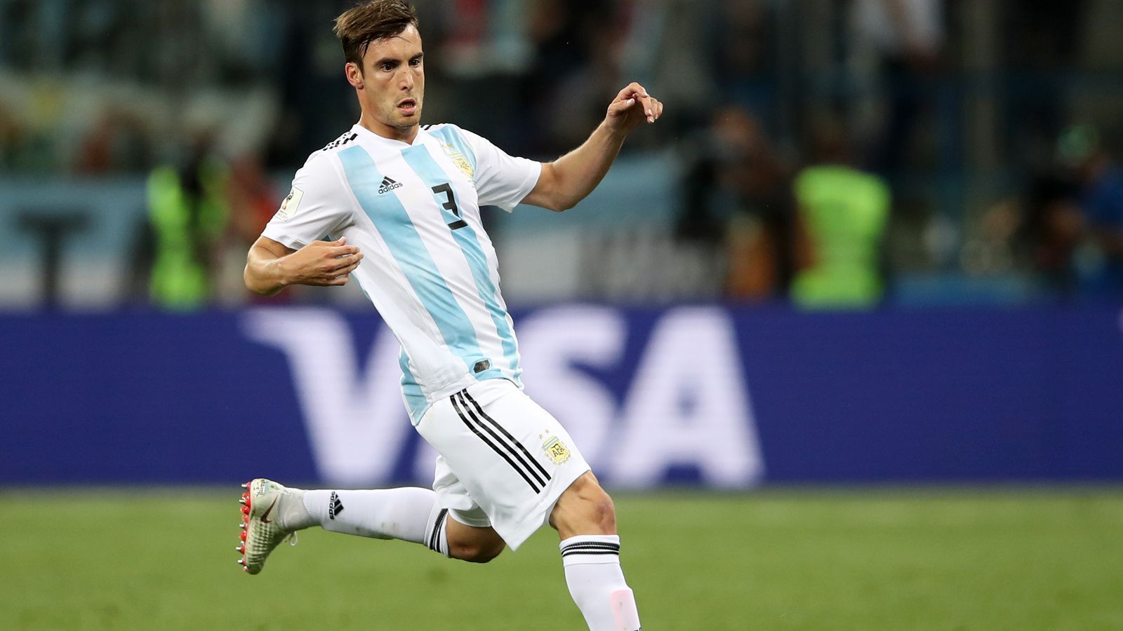 
                <strong>Abwehr: Nicolas Tagliafico (Argentinien)</strong><br>
                Der argentinische Außenverteidiger wirkt in der Partie gegen Vize-Europameister Frankreich durchgehend überfordert und kann mit dem Man of the Match Kylian Mbappe keineswegs mithalten. Mbappe ist nicht zu stoppen - auch weil der Linksverteidiger neben sich steht.
              