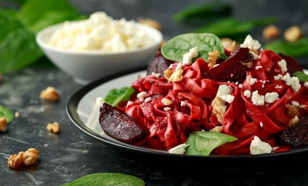 Rote-Beete-Nudeln mit Ziegenkäse