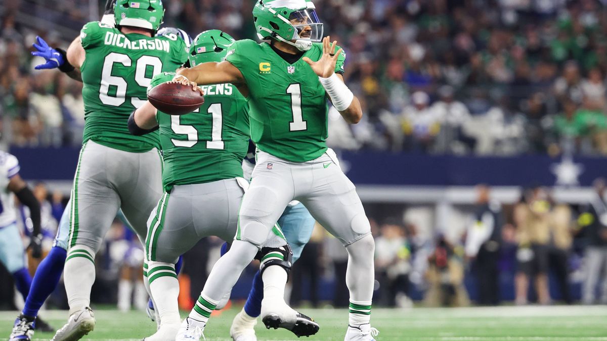 NFL, American Football Herren, USA Philadelphia Eagles at Dallas Cowboys Nov 23, 2025; Arlington, Texas, USA; Philadelphia Eagles quarterback Jalen Hurts (1) throws the ball in the third quarter ag...
