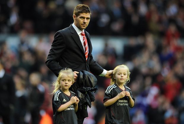 
                <strong>Mit Lily und Lexie zum Fußballspiel</strong><br>
                Ein liebevoller Familienvater ist Gerrard auch. Hier zeigt der Liverpool-Star seine beiden Töchter Lily und Lexie vor dem Spiel gegen Tottenham dem Publikum an der Anfield Road. Auch die beiden werden am Samstag wohl die eine oder andere Träne vergießen ...
              