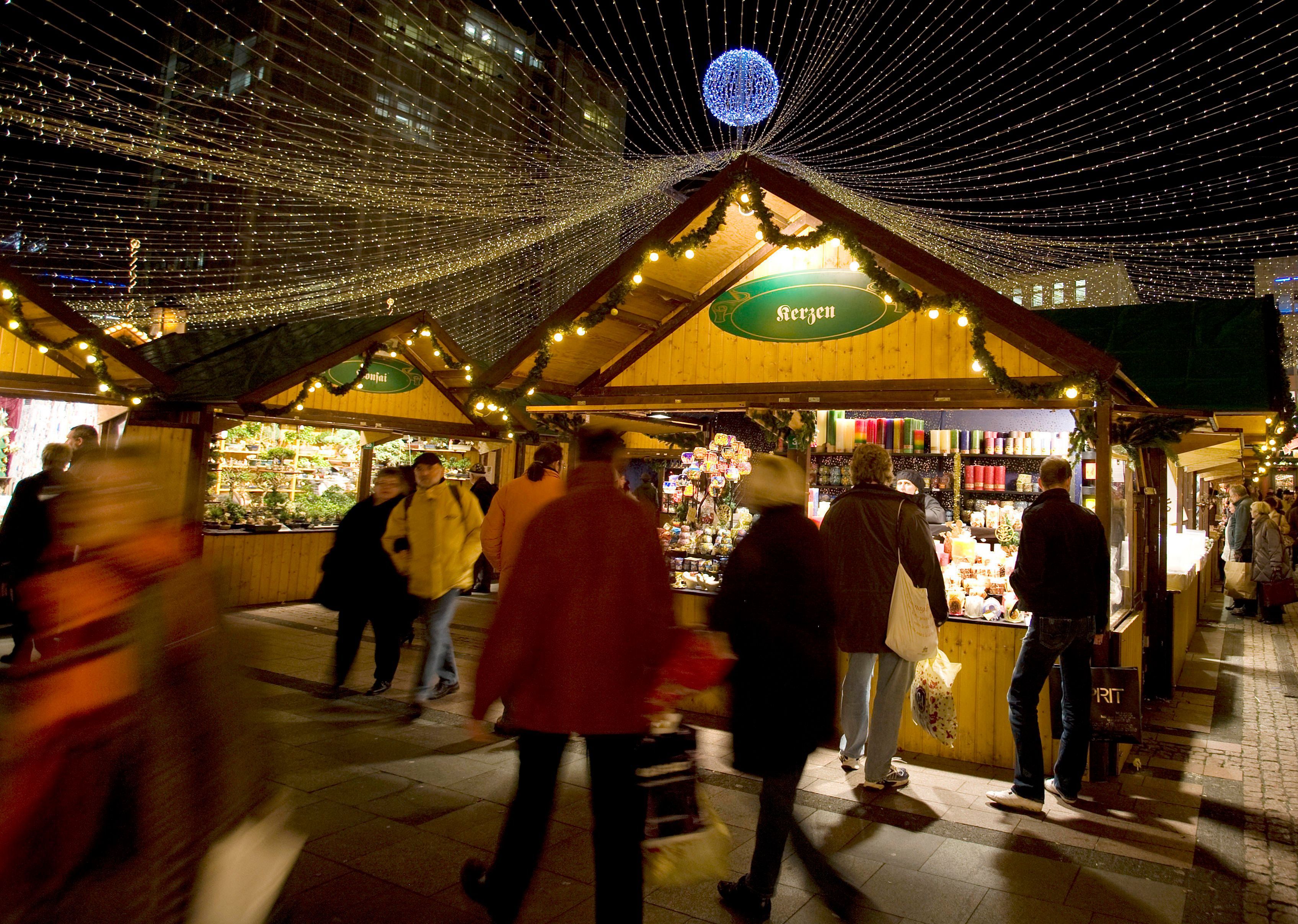 Platz 6: Auf dem sechsten Platz ist der Internationale Weihnachtsmarkt in Essen auf dem Kennedy Platz. Der Weihnachtsmarkt gilt als einer der größten und schönsten in Deutschland und Europa.