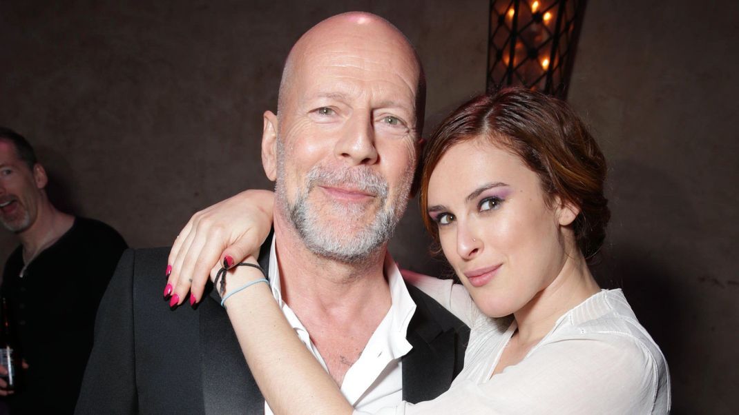 Bruce Willis und Tochter Rumor Willis gemeinsam auf einer Veranstaltung im Jahr 2013.&nbsp; Zehn Jahre später sollte nichts mehr so sein wie früher. Alles dazu hier!