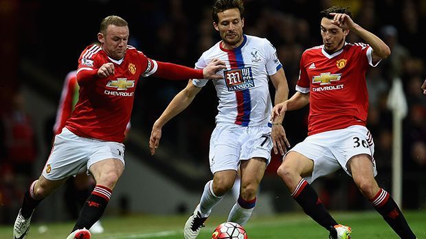 
                <strong>England: Manchester United vs. Crystal Palace</strong><br>
                England: Manchester United vs. Crystal Palace. Im Finale des FA Cup stehen sich am 21. Mai im Wembley-Stadion die "Red Devils" und das Überraschungsteam aus dem Süden Londons gegenüber. Einen Vorgeschmack auf die Partie gab es kürzlich in der Premier League, als der Rekordmeister im Old Trafford mit 2:0 siegte.
              