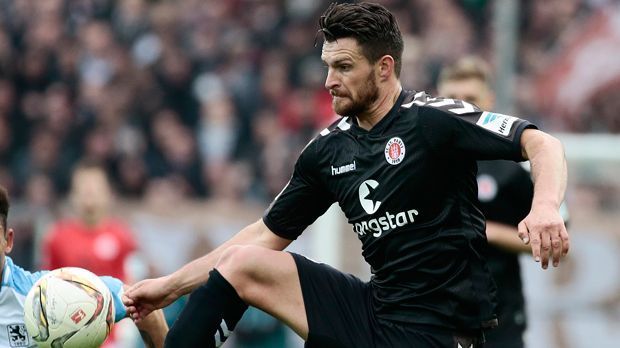 
                <strong>Enis Alushi</strong><br>
                Enis Alushi: Der Mittelfeldspieler des FC St. Pauli wurde zu Kosovos Fußballer des Jahres 2015 gewählt. Der Ehemann der früheren deutschen Nationalspielerin Fatmire Alushi (geb. Bajramaj) könnte problemlos für den Kosovo auflaufen, er spielte "nur" in den deutschen Jugend-Auswahlteams.
              