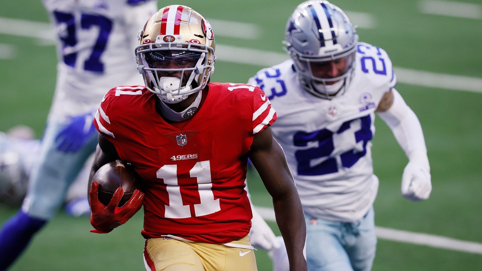 
                <strong>San Francisco 49ers at Dallas Cowboys - Sonntag ab 22:15 Uhr auf ProSieben</strong><br>
                Wohl eines der ausgeglicheneren Match-Ups der Wild Card Round. Die Dallas Cowboys neigten in den letzten Jahren regelmäßig dazu, in großen Spielen nicht ihr volles Potenzial abrufen zu können. Die Niners schafften es hingegen schon 2019 in den Super Bowl. Außerdem muss der gute 12-5-Record von "Americas Team" in Relation gesetzt werden. In der Regular Season profitierte man stark von dem dankbaren Spielplan, Top-Teams wie die Bucs, Chiefs und Cardinals konnten nicht besiegt werden. Die Niners sind dafür in Top-Form und müssen mit Deebo Samuel, George Kittle und Co. erstmal gestoppt werden. Sonntag, ab 22:15 Uhr live auf ProSieben und ran.de!
              