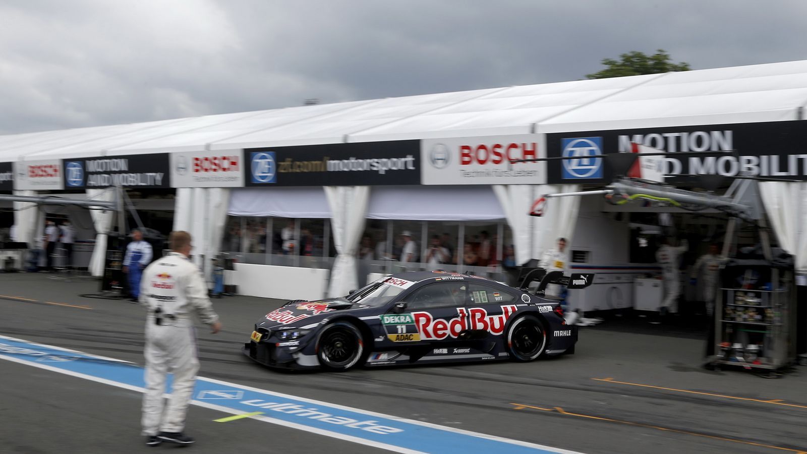 
                <strong>Norisring: Das macht den Kurs so einzigartig</strong><br>
                Das gibt's nur am Norisring: Da das Rennen auf öffentlichen Straßen stattfindet, wird die Boxenanlage jedes Jahr und nur für die DTM-Veranstaltung auf- und abgebaut. Die Teams und Autos sind in Zelten untergebracht, also einer "temporären Boxengasse".
              