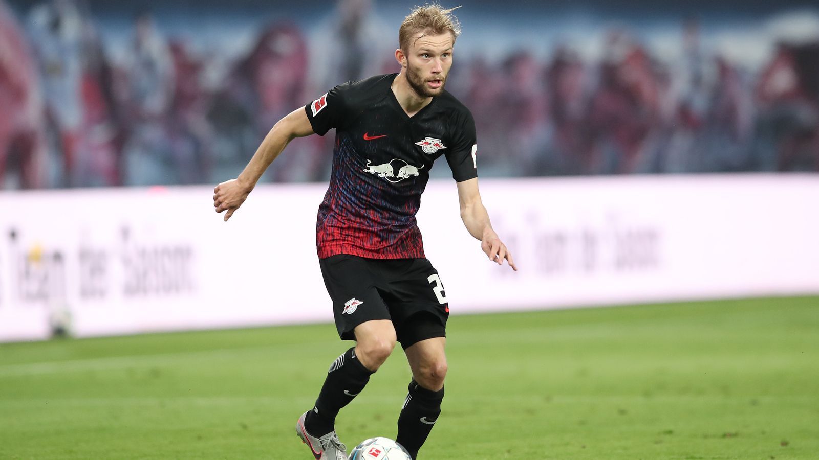 
                <strong>Konrad Laimer (RB Leipzig)</strong><br>
                Wegen eines hartnäckigen Knochenödems muss Leipzigs Mittelfeldstar Konrad Laimer schon seit August 2020 zuschauen, wie seine Kollegen um den Meistertitel kämpfen. "Seine Problematik im Knie ist nach der OP nicht hundertprozentig besser geworden. Ich will keinen Druck aufbauen. Es ist nicht klar, wann er zurückkommt", sagte Leipzig-Trainer Julian Nagelsmann bereits in November 2020 zur Personalie Laimer. So steht möglicherweise sogar ein Saison-Aus und ein damit verbundenes EM-Aus des österreichischen Nationalspielers im Raum. Seit der gebürtige Salzburger im Sommer 2017 zu den Sachsen wechselte, lief er 80 Mal in der Bundesliga für die Leipziger auf. Auf den 81. Einsatz muss Laimer wohl noch längere Zeit warten.
              