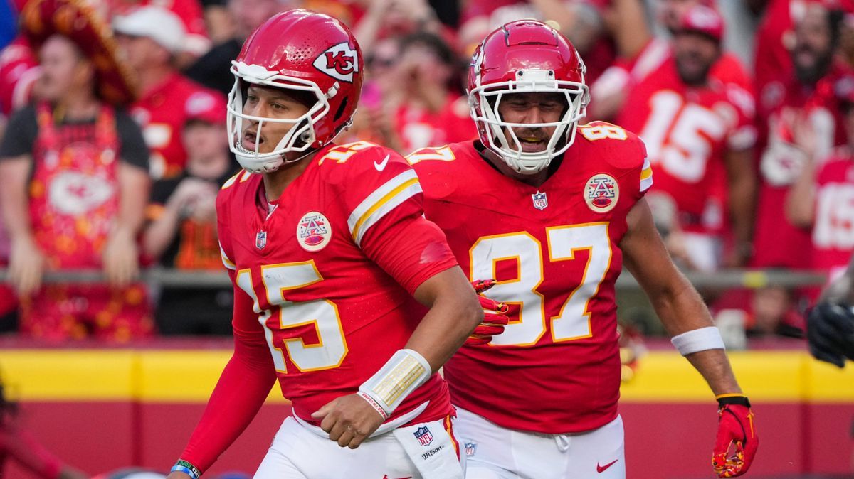 NFL, American Football Herren, USA Cincinnati Bengals at Kansas City Chiefs Sep 15, 2024; Kansas City, Missouri, USA; Kansas City Chiefs quarterback Patrick Mahomes (15) and tight end Travis Kelce ...